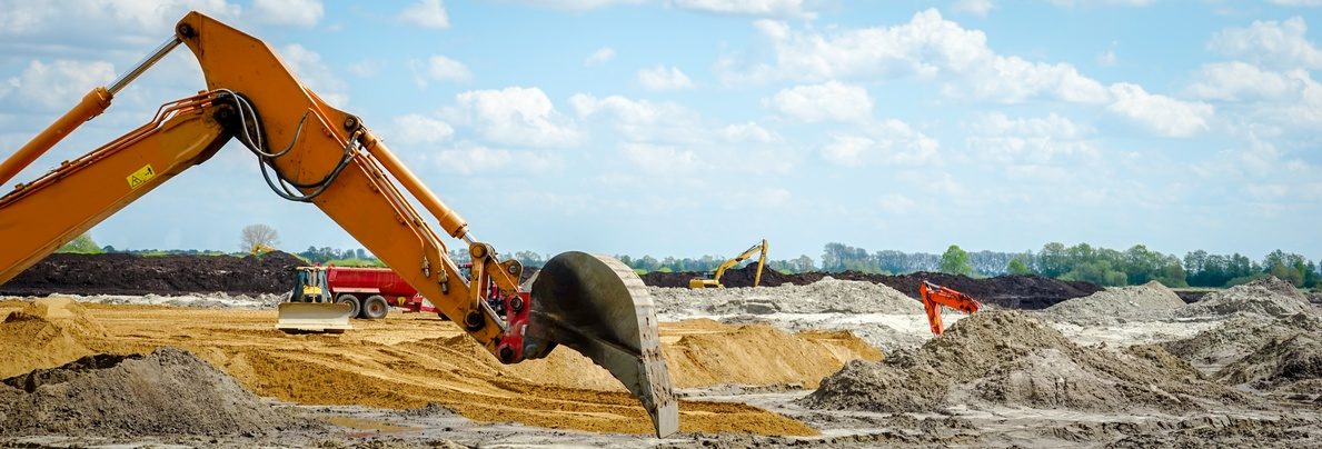 Baustelle mit Bagger, dokumentiert von einer Baustellenkamera
